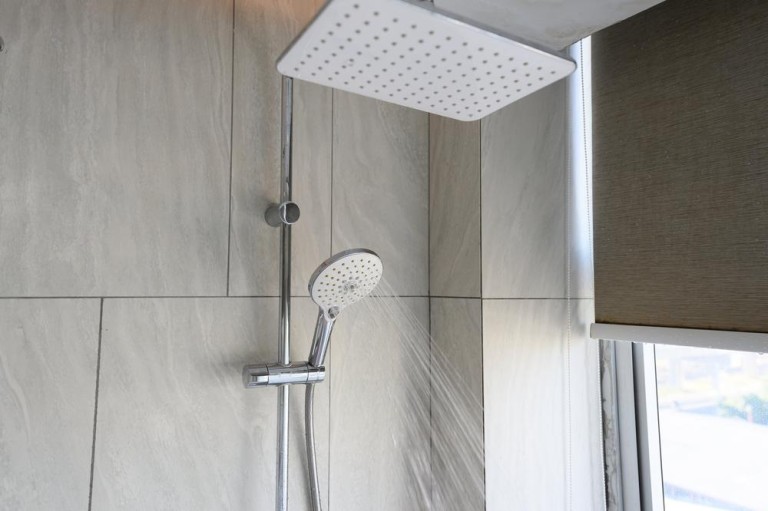 Comment optimiser votre installation sanitaire à Ardelles ? Guide complet