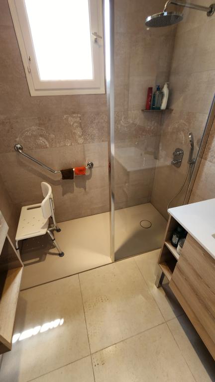 Salle de bain PMR : 7 conseils pour un aménagement sûr et confortable à domicile