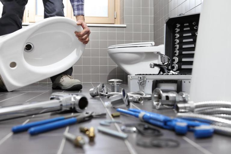 Faire appel à un plombier à Ardelles : guide des services